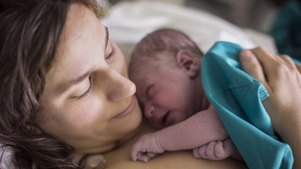 The latest birthing trend is seeing women apply makeup and fake tan during labour ...