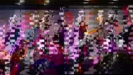 Talking Heads frontman David Byrne performs EPIC cover of David Bowie's 'Heroes' with full choir