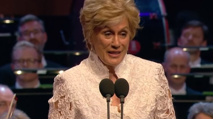 Dame Kiri Te Kanawa stepped out wearing a $38.50 bed sheet as a skirt ...