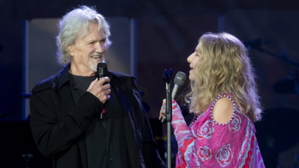 Live for the first time ever! Babs and Kris perform A Star is Born duet