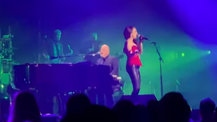Billy Joel performs rock rendition of 'White Christmas' with his daughter