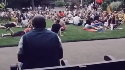 Man inadvertently starts gigantic singalong to Bon Jovi's 'Living On A Prayer' with strangers in a park