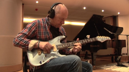 Mark Knopfler performs spine-tingling rendition of the 'Last Post' in memory of WWI heroes