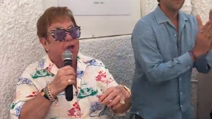 Elton John surprises beach-goers with impromtu performance of his new duet with Britney Spears