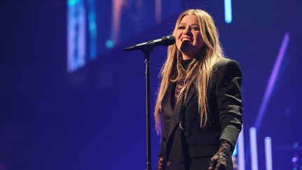 Kelly Clarkson stops to sing with busker who 'had no clue' who she was