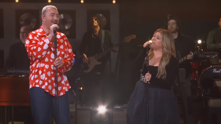 Kelly Clarkson performs mesmerising duet of 'Breakaway' with Sam Smith